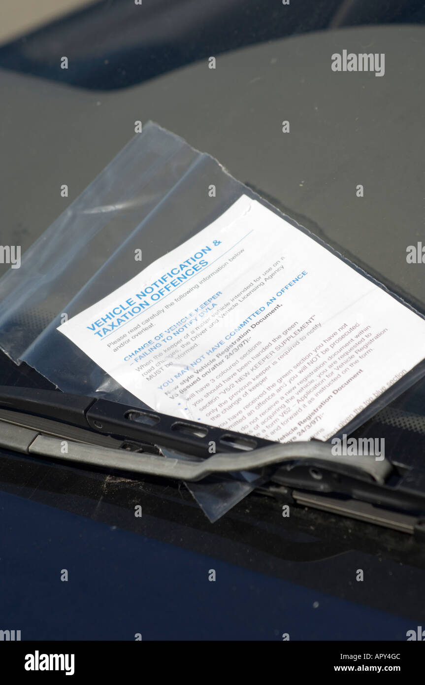 Traffic offence warning ticket - tax has expired - on car window Aberystwyth Stock Photo