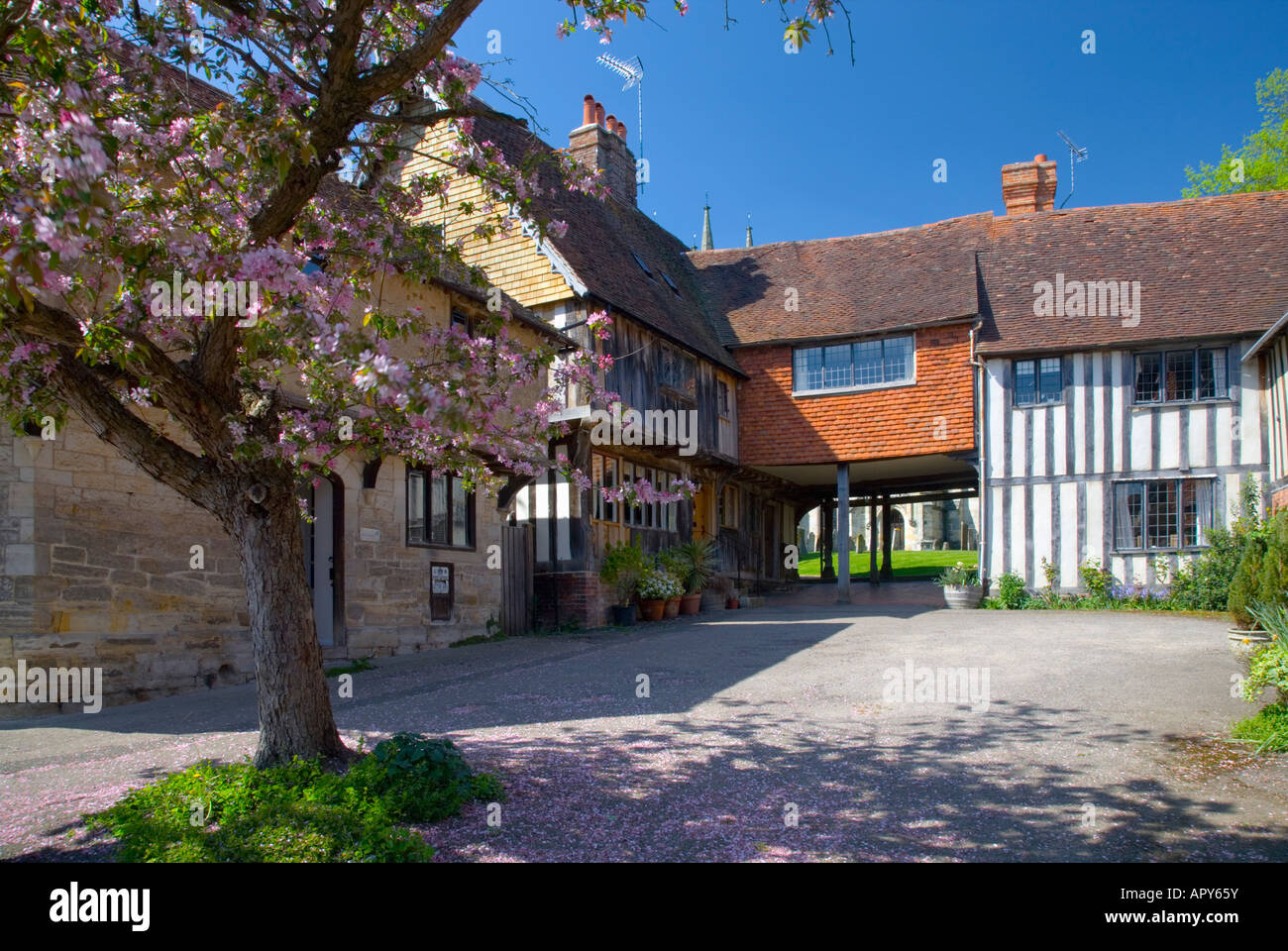 Penshurst, Kent, England. Picturesque medieval houses overlooking Leicester Square. Stock Photo