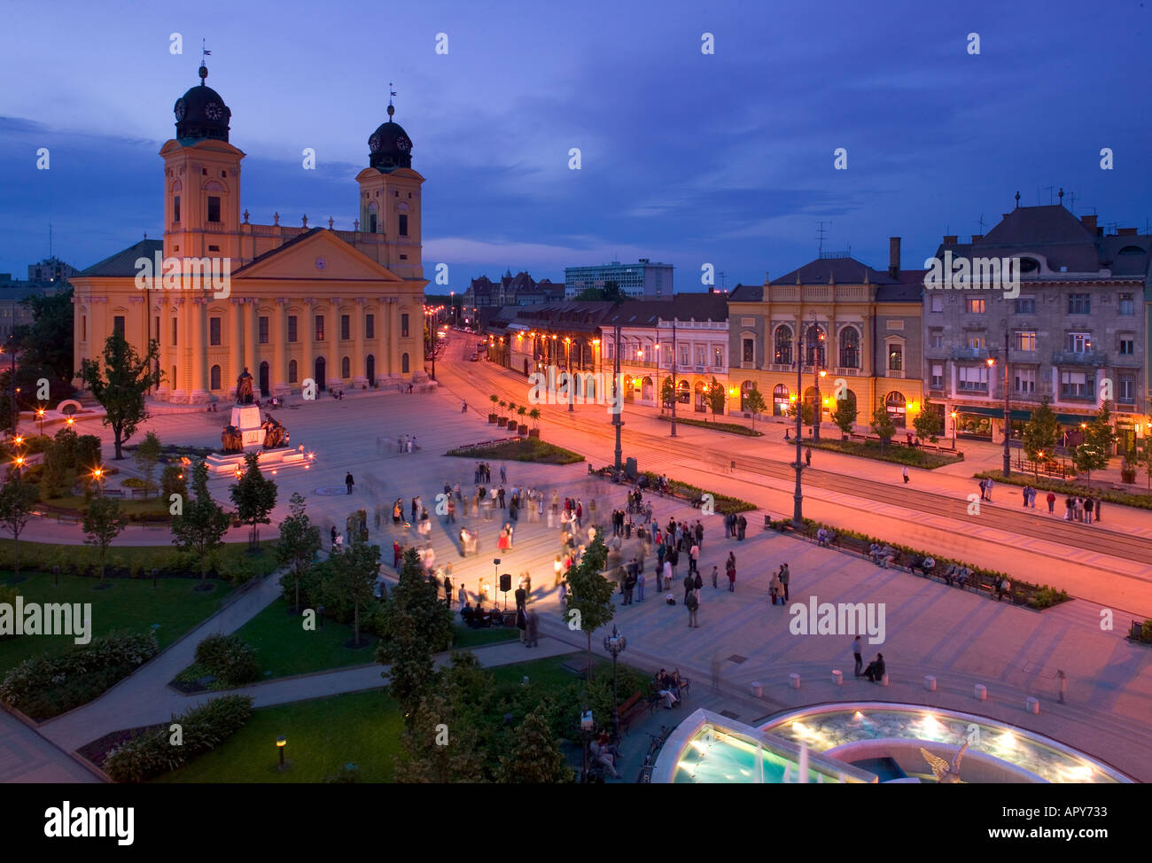 HUNGARY, Eastern Plain, DEBRECEN: Kalvin ter Square, evening overview with  Great Church(b.1821) & folkdancing festival Stock Photo - Alamy
