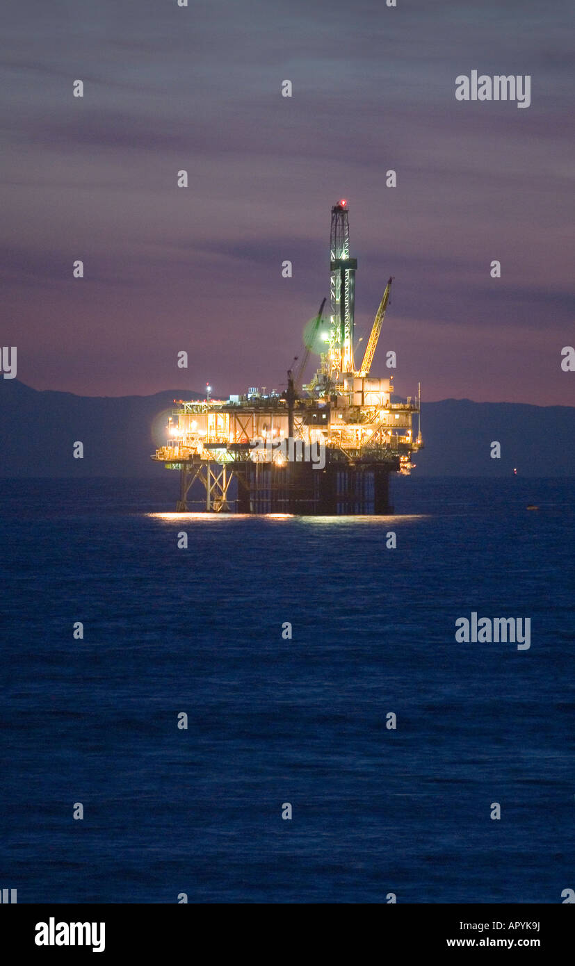 Offshore oil rig off huntington beach hires stock photography and