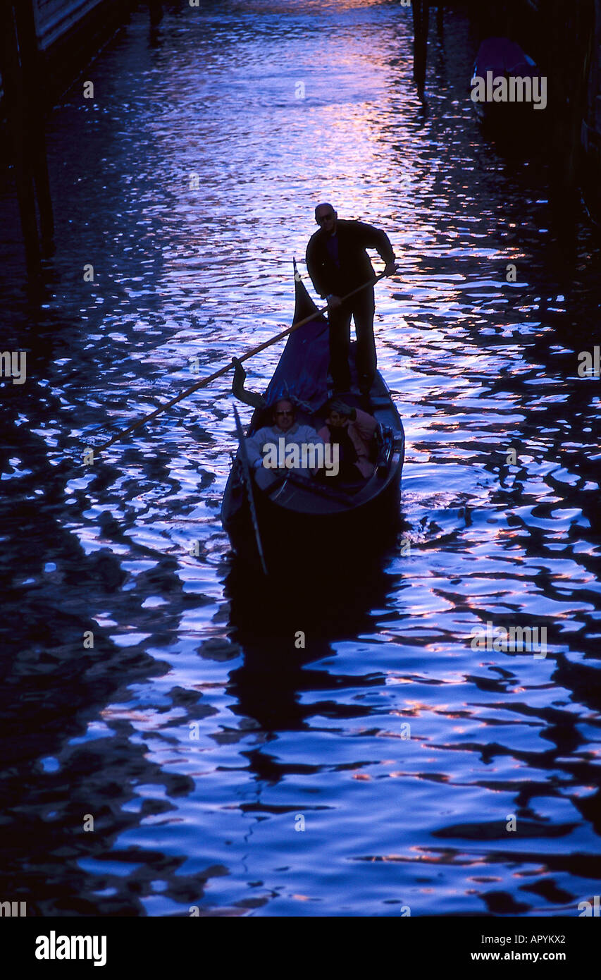 Couple on gondola venice hi-res stock photography and images - Alamy