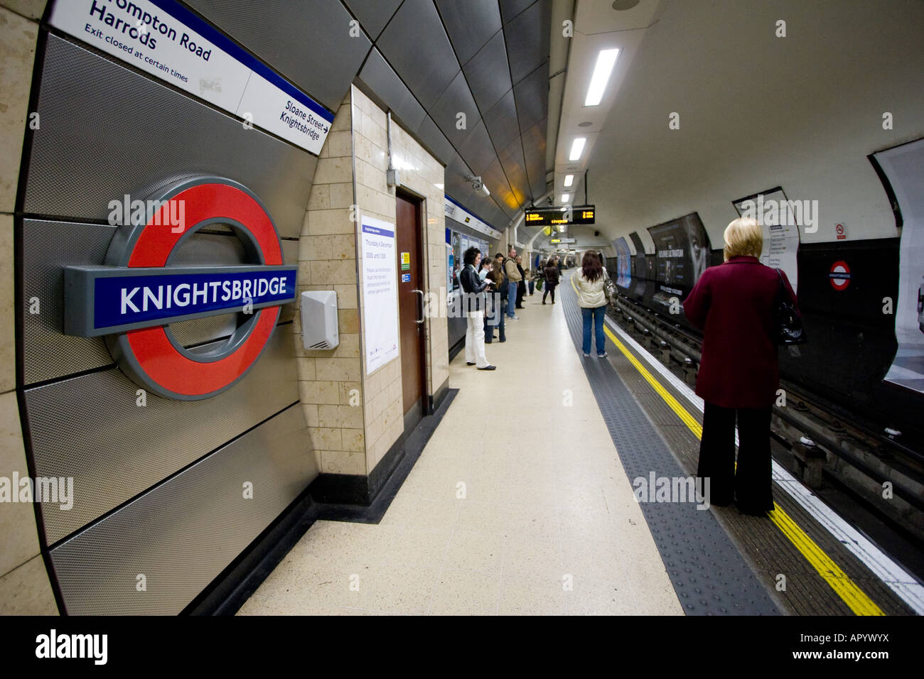 Knightsbridge Underground Station Stock Photos & Knightsbridge