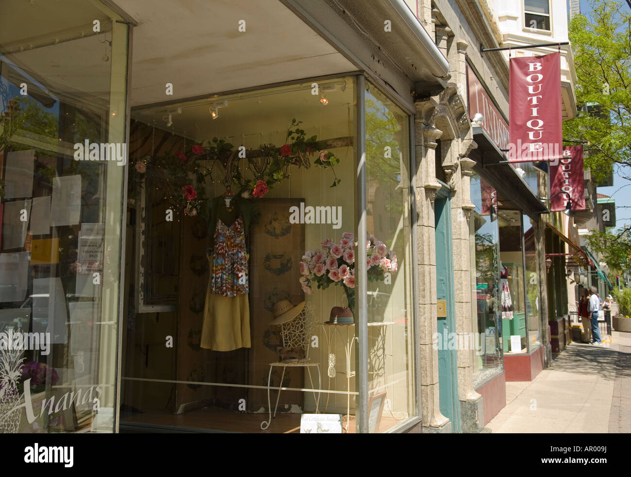 ILLINOIS Oak Park Clothing boutique shop and restaurants along street