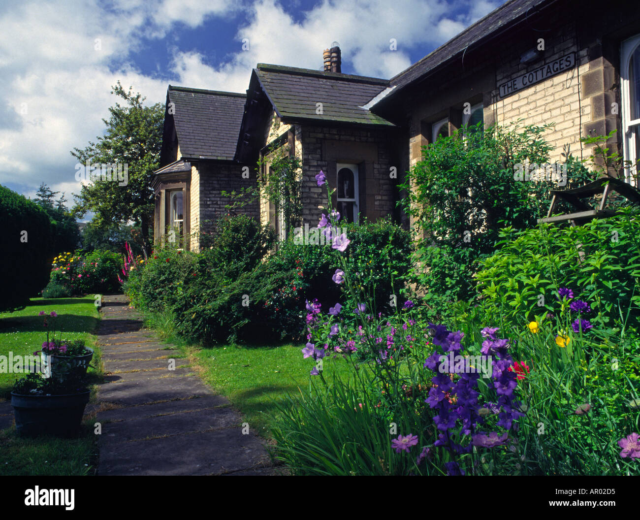 Cottage Garden Pease Cottages Great Ayton Yorkshire England Stock Photo Alamy