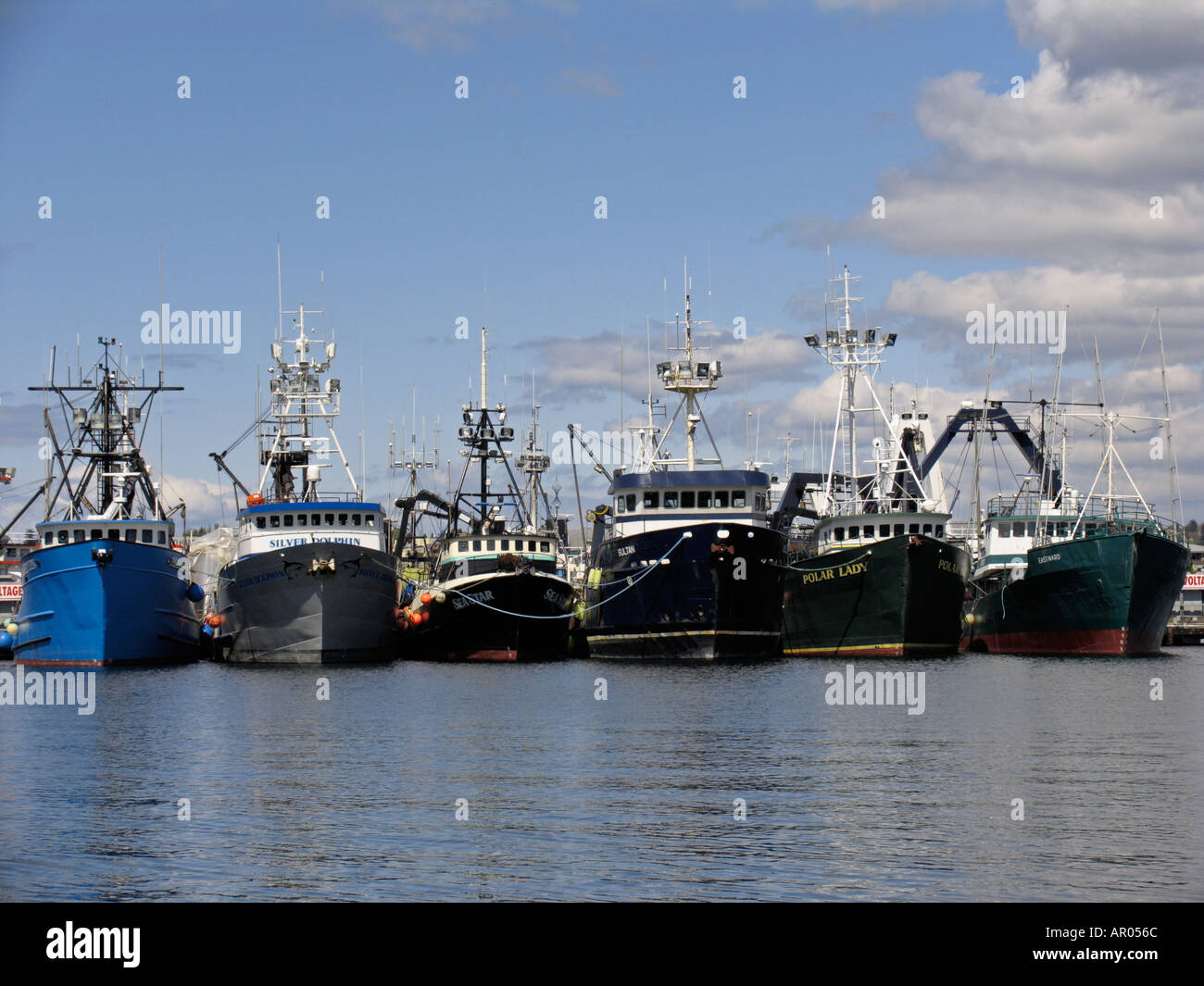 Line of boats moored to dock hi-res stock photography and images - Alamy