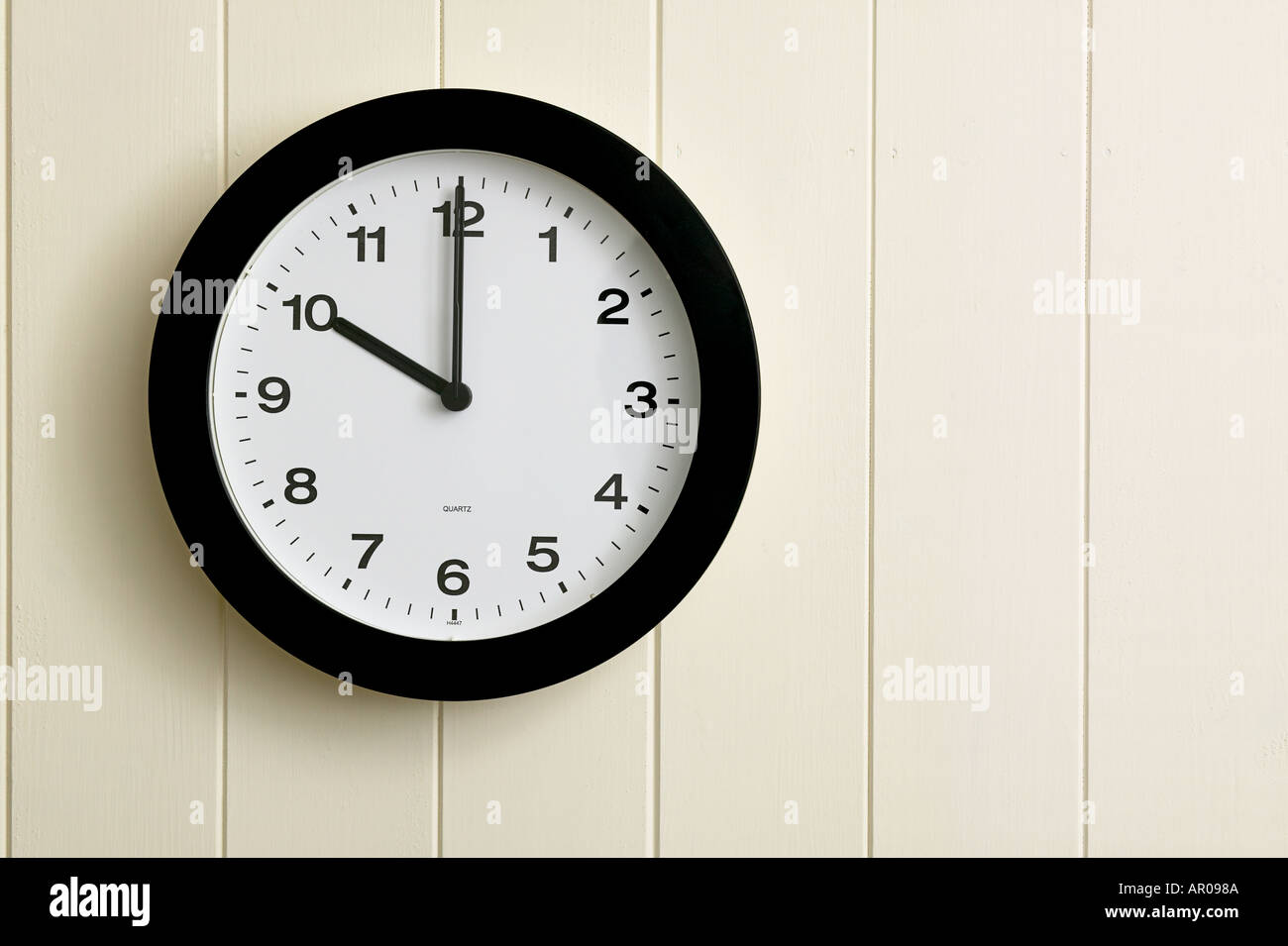 wall clock showing time at ten o clock 1000 2200 Stock Photo Alamy