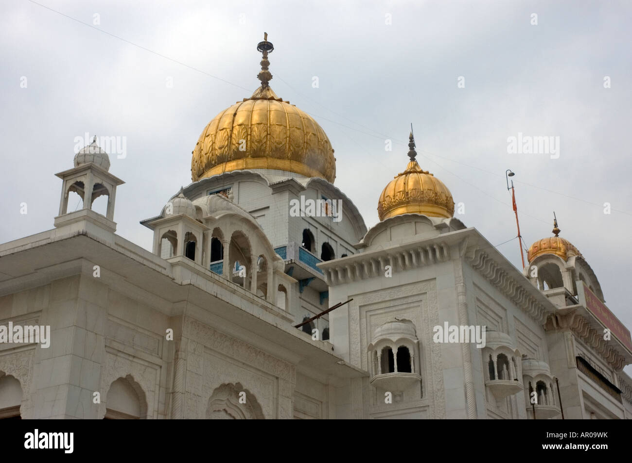Gold cuppola of the Gurdwara Bangla Sahib, Sikh Temple in New Delhi, India Stock Photo
