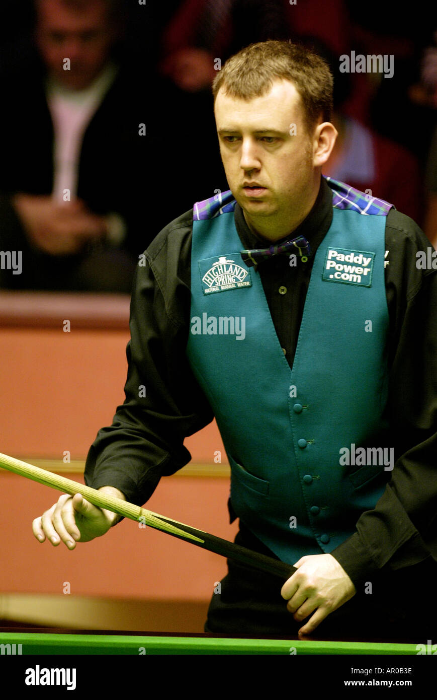 Mark Williams playing in the 2004 World Snooker Championships at the  Crucible Theatre Sheffield Stock Photo - Alamy