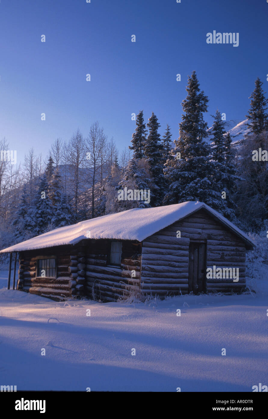 Cabin winter alaska rustic hires stock photography and images Alamy