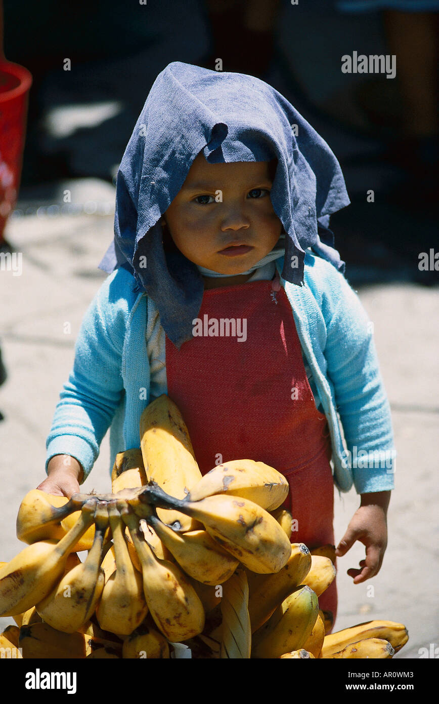 Kind mit Bananen, Quinto Equador Stock Photo