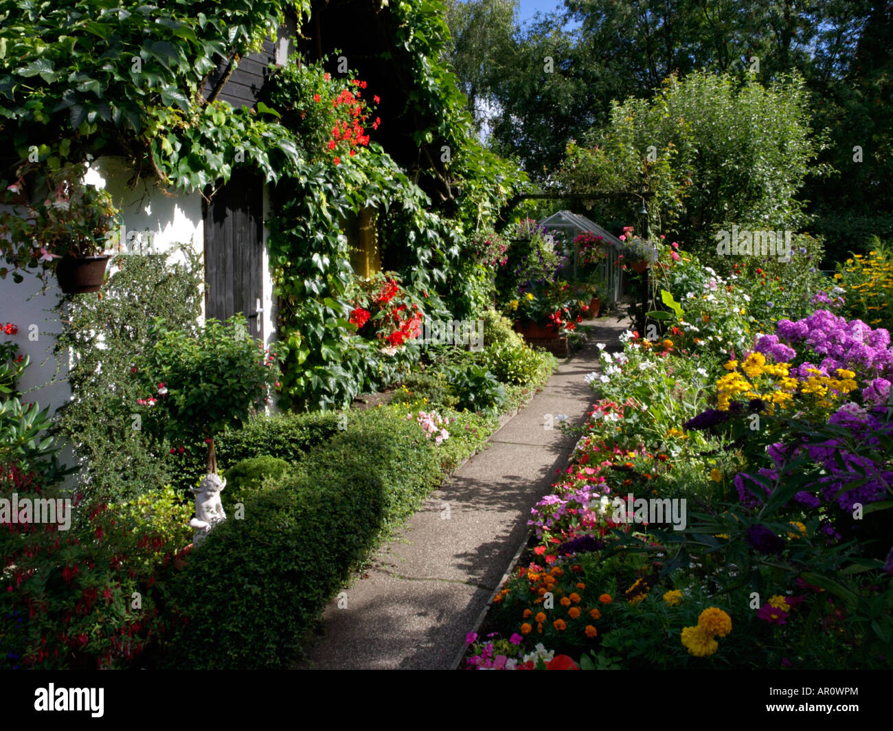 Annuals bed flowers garden hi-res stock photography and images - Alamy