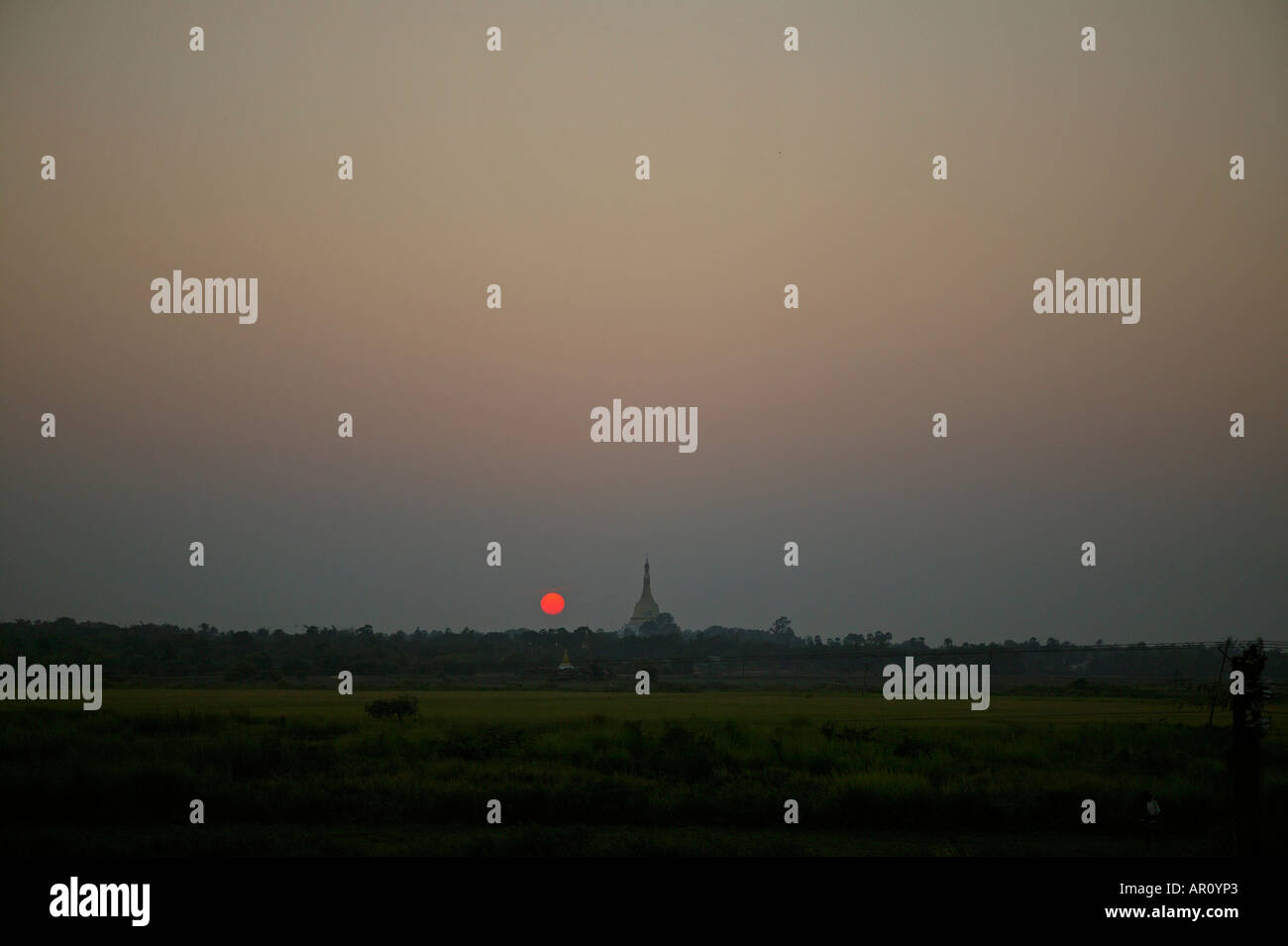 Red sunset, pagoda, night train, Roter Sonnenuntergang, Pagode, Zugfahrt Yangon, Mandalay Strecke, Bild aus dem Fenster Stock Photo