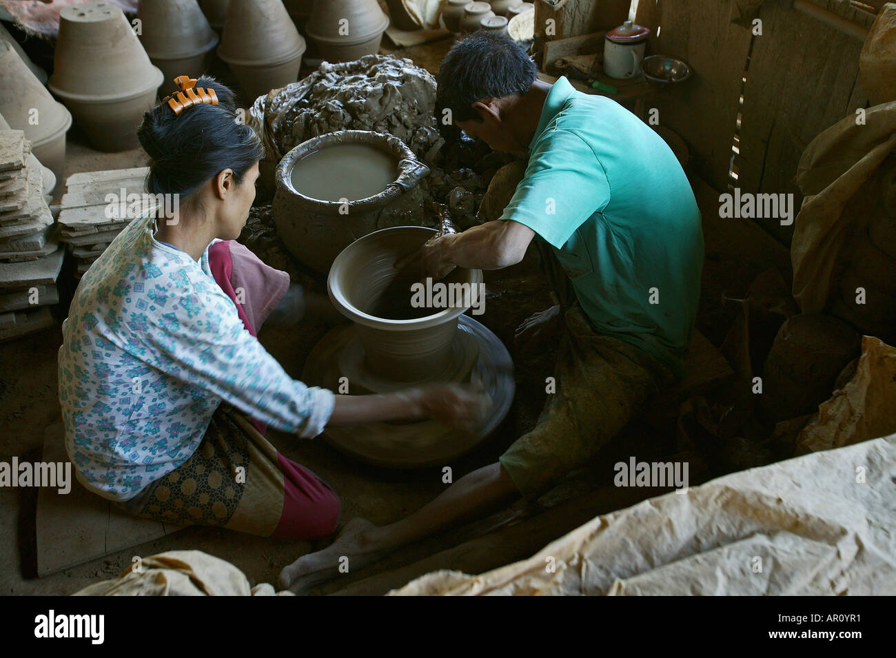 Potter makes water containers, potter wheel, Drehscheibe, Toepferei Werkstatt, small family pottery business, hard manual labour Stock Photo
