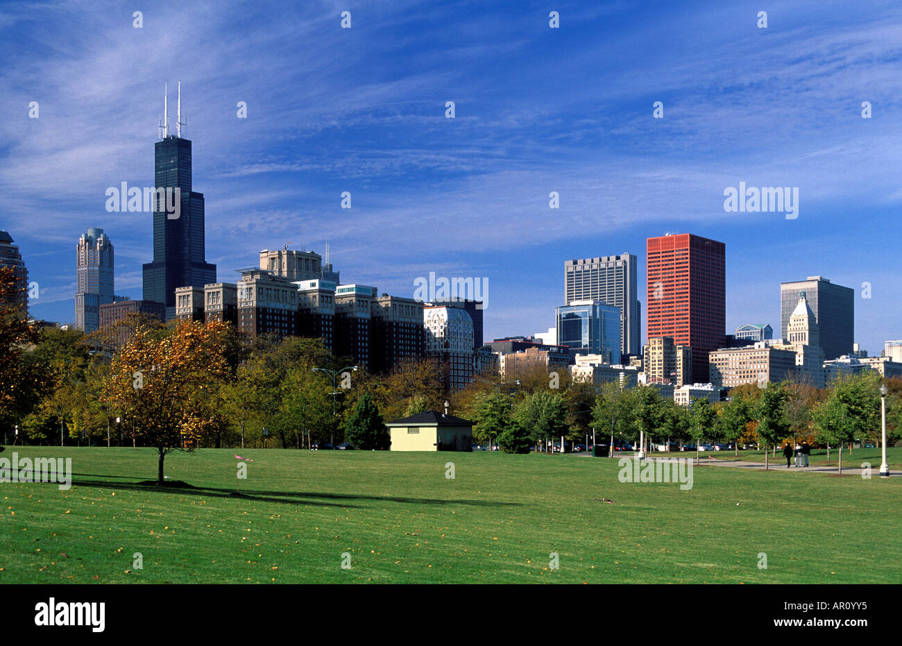 The skyline of Downtown Chicago photographed from the Grant Park ...