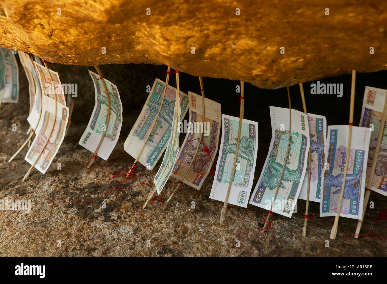 Money offerings, Golden Rock, meritorious deeds, at Kyaikhtiyo, Geldopfer, Goldener Felsen, Spende als symbolische Stuetze des F Stock Photo