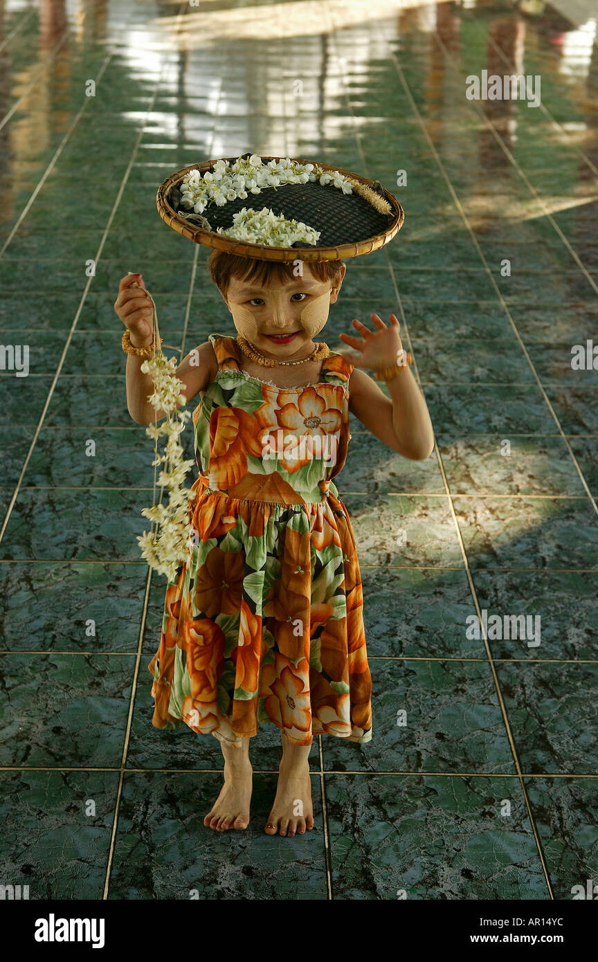 Young flower seller at Kuthowdaw Pagoda, Maedchen verkauft Blumen in Pagode, Mandalay Stock Photo