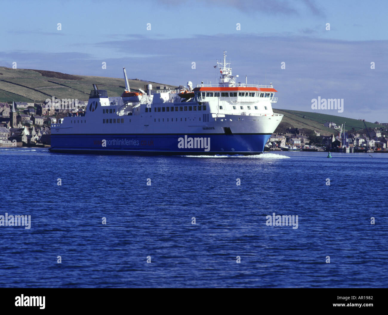 dh  STROMNESS ORKNEY MV Hamnavoe Northlink ro ro ferry departing harbour town waterfront Stock Photo