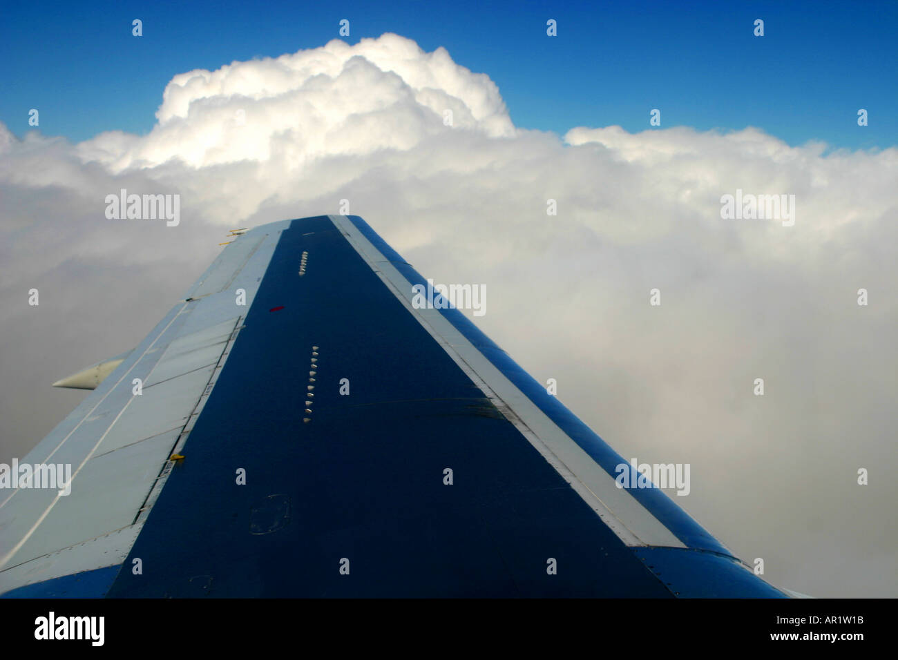 Airplane landing wing view hi-res stock photography and images - Alamy