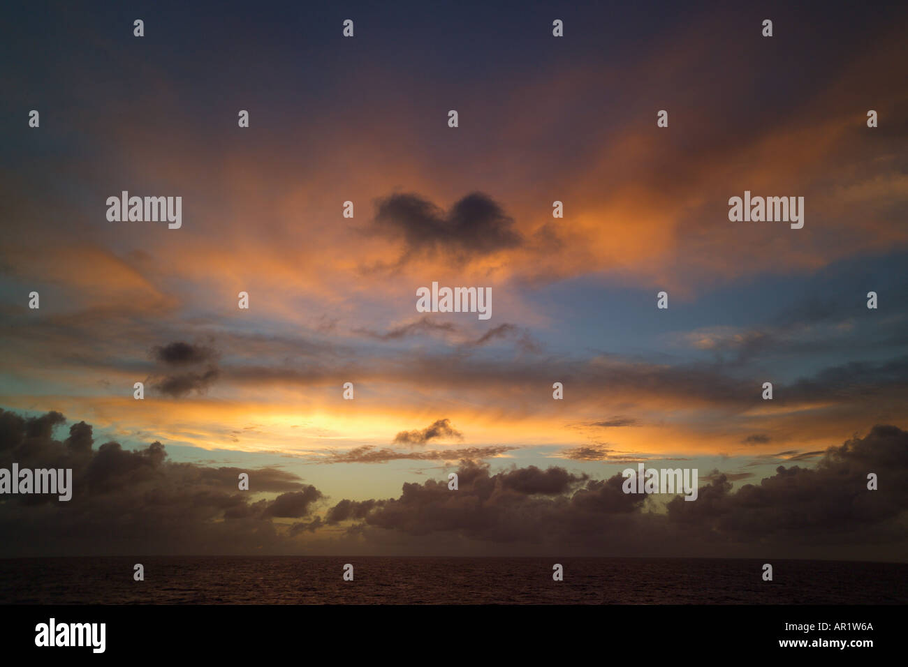 Pink cloud sunset over ocean hi-res stock photography and images - Alamy