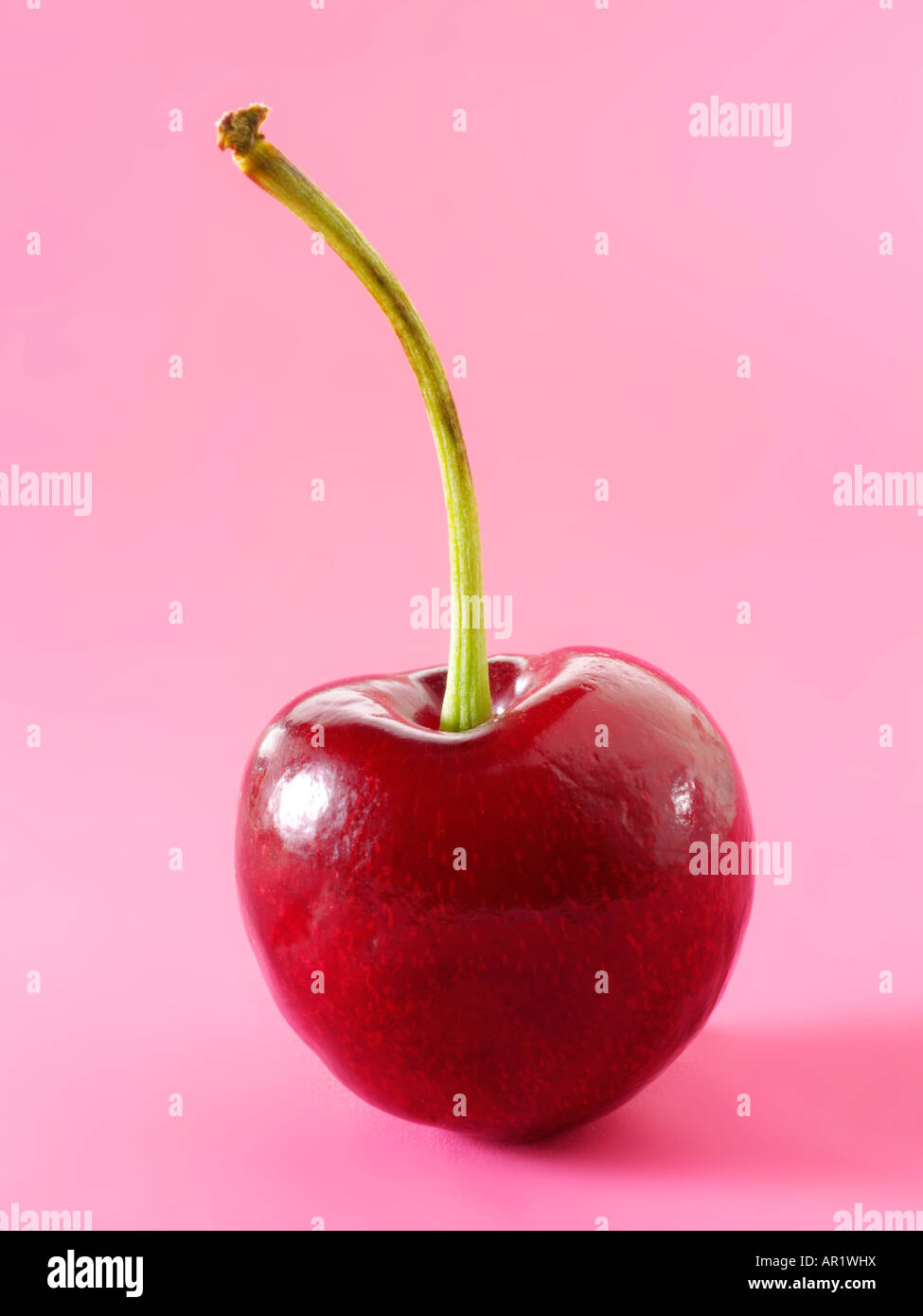 cherry　写真のR 1個 Red single cherry hi-res stock photography and images - Alamy