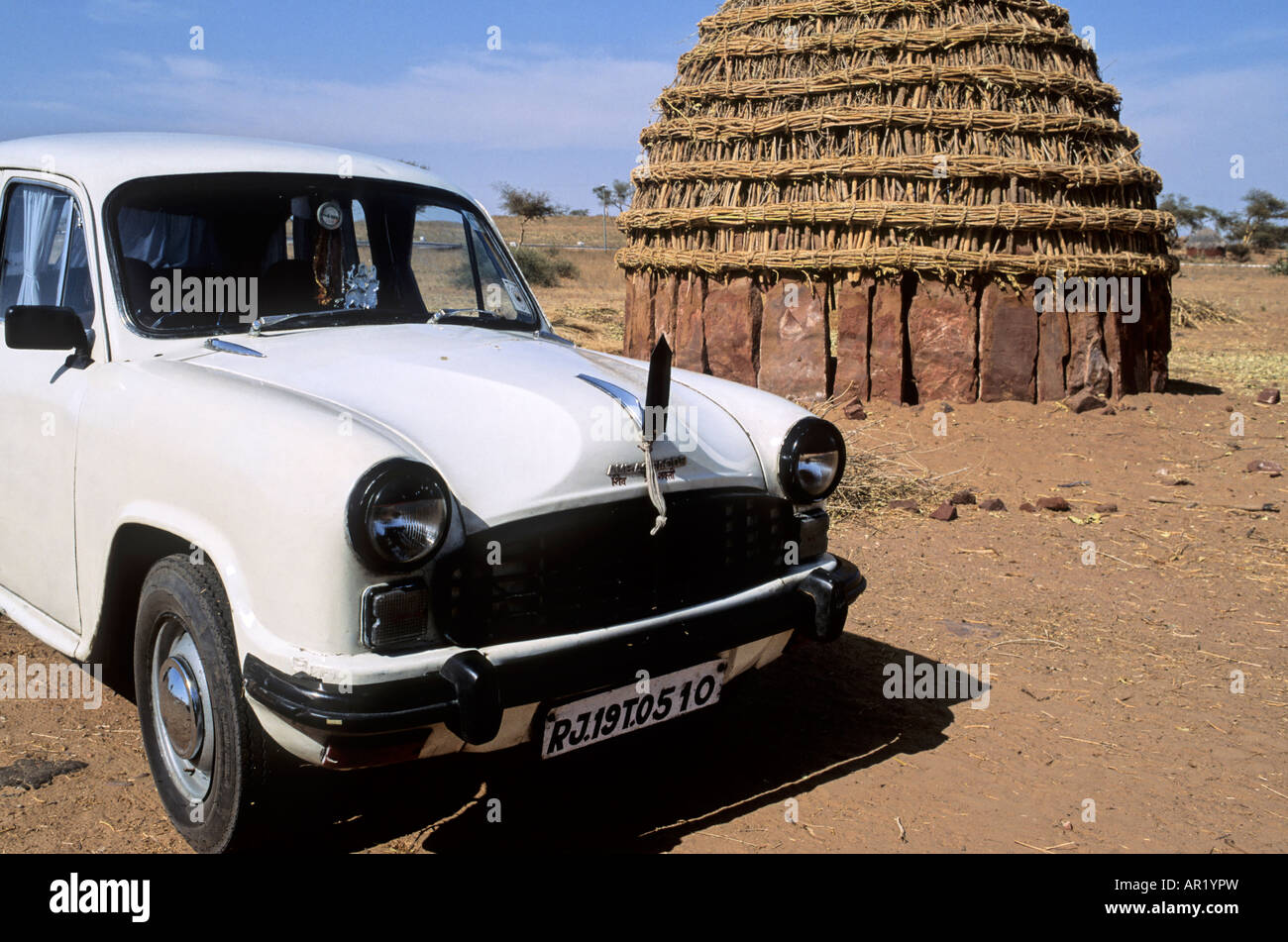 Ambassador Car Taxi in the Thar desert, India IN Stock Photo