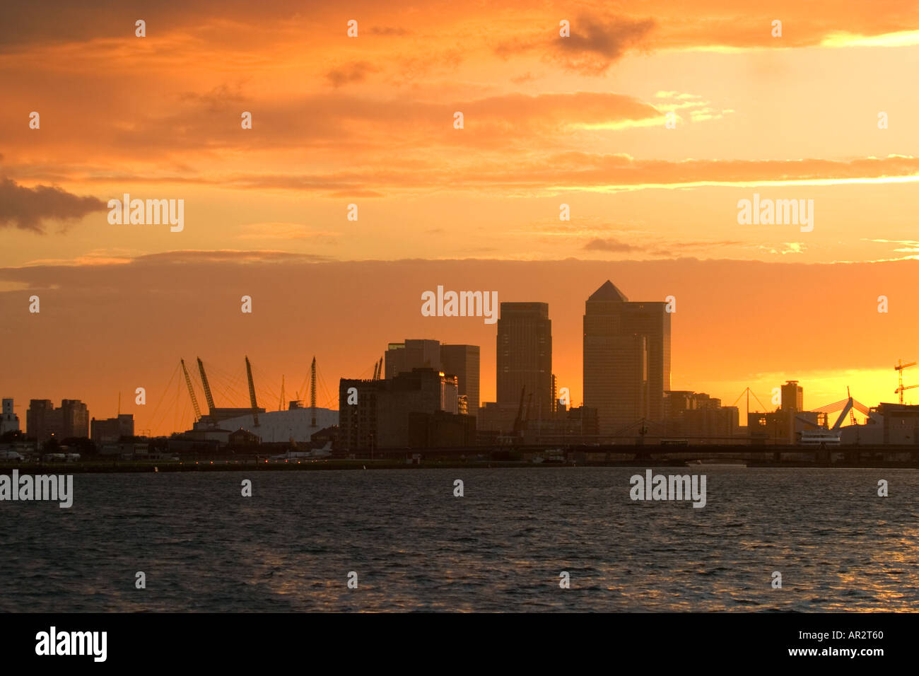 Canary wharf water sunset hi-res stock photography and images - Alamy