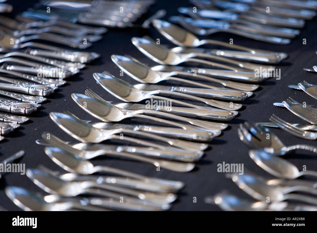 HOLLAND AMSTERDAM NOORDER MARKT MARKET STALL SELLING SILVER STAINLESS STEEL SPOONS FORKS KNIFES CUTTLERY Stock Photo