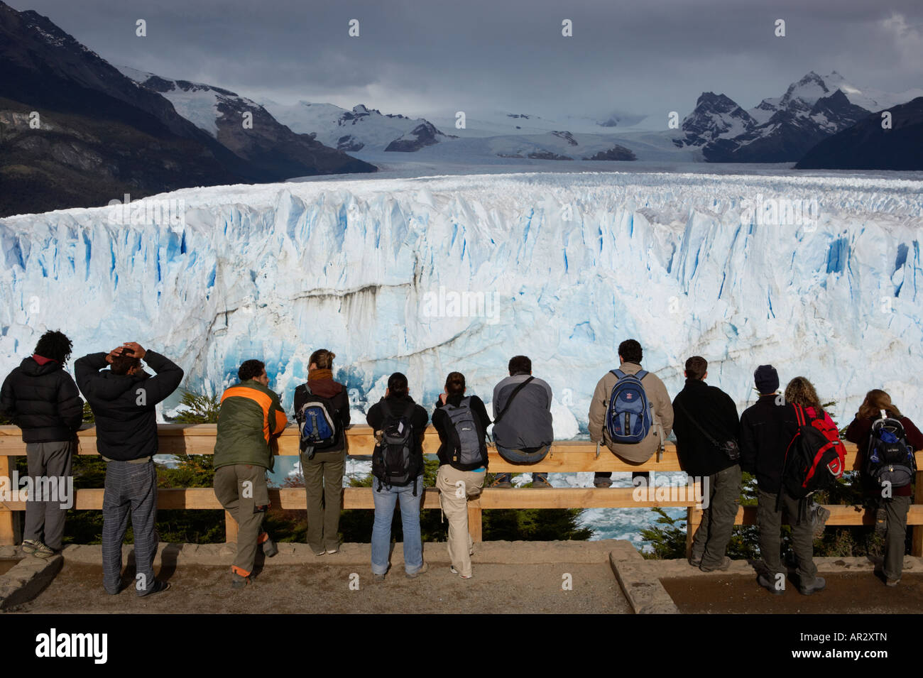 People watching the Perito Moreno Glacier Parque Nacional Los Glaciares Argentina Patagonia Stock Photo