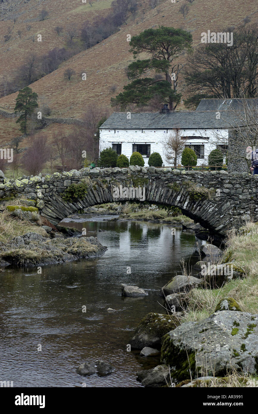 Old english stone bridge hi-res stock photography and images - Alamy