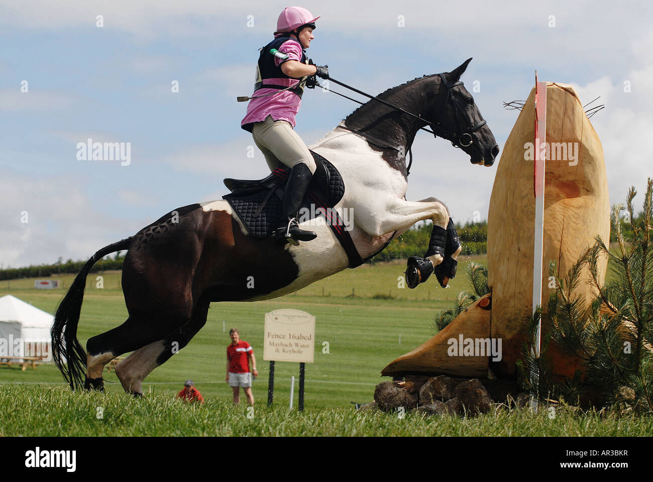 pic martin phelps 08 07 06 barbury castle horse trials novices cross country jigsaw III ridden by amy firth Stock Photo