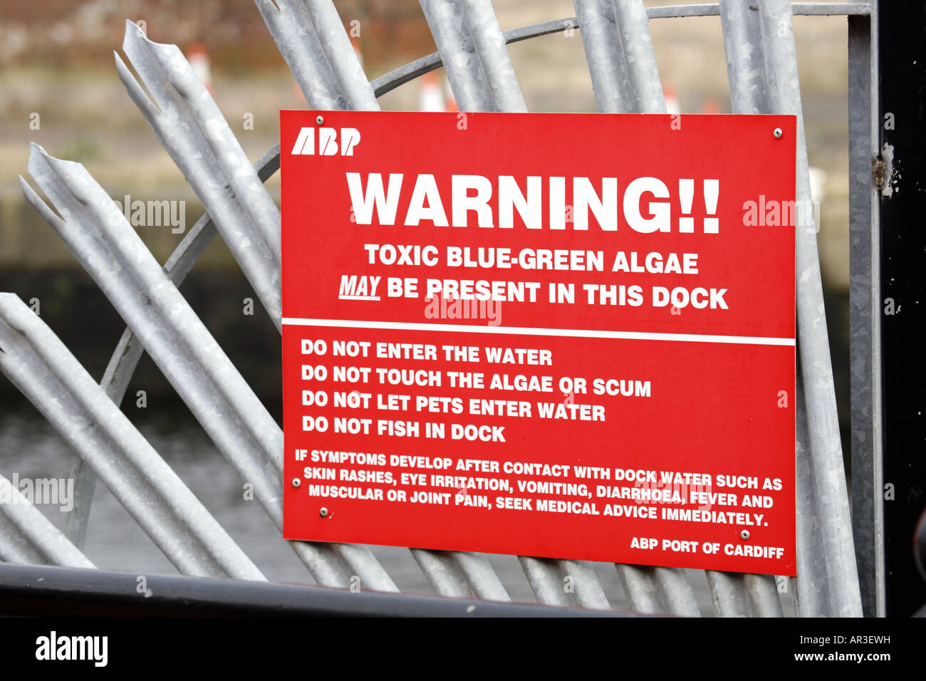 Blue green algae warning sign hi-res stock photography and images - Alamy