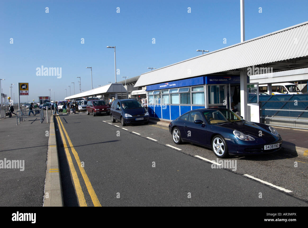 BAA London Heathrow Airport T4 drop off point Stock Photo Alamy
