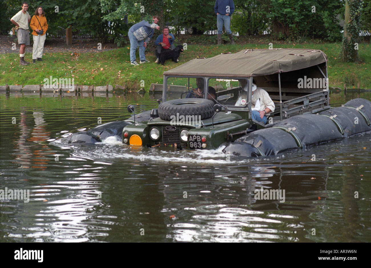 historic-1963-apgp-amphibious-land-rover-with-flotation-bags-swimming-AR3W6N.jpg