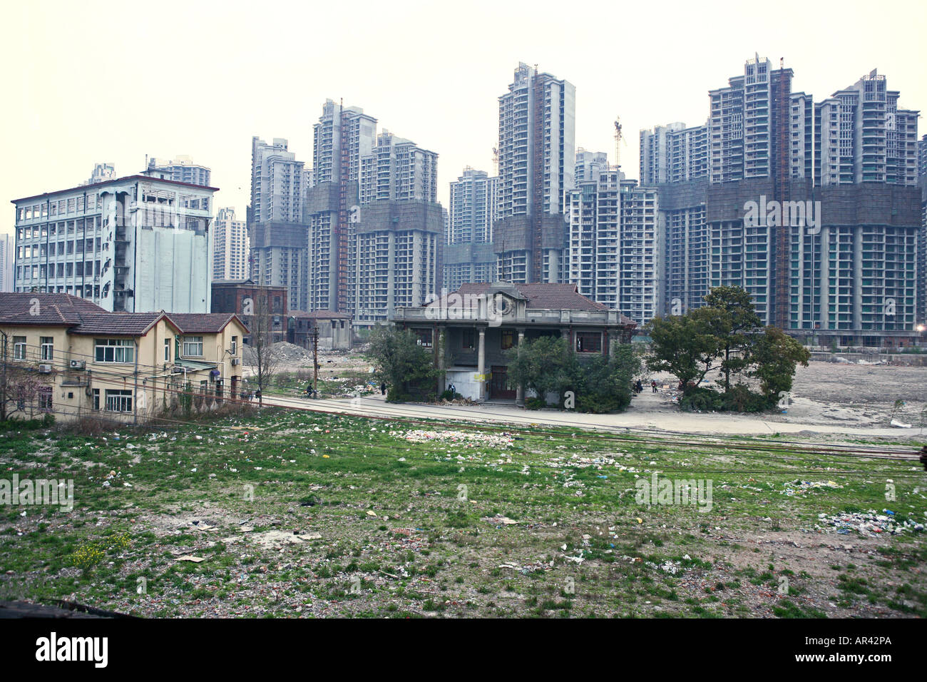 Last remaining houses, demolition site in Yangshou, Shanghai Stock Photo