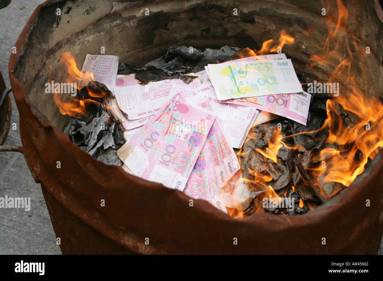 Longhua Temple, burning gohst money, Shanghai Stock Photo