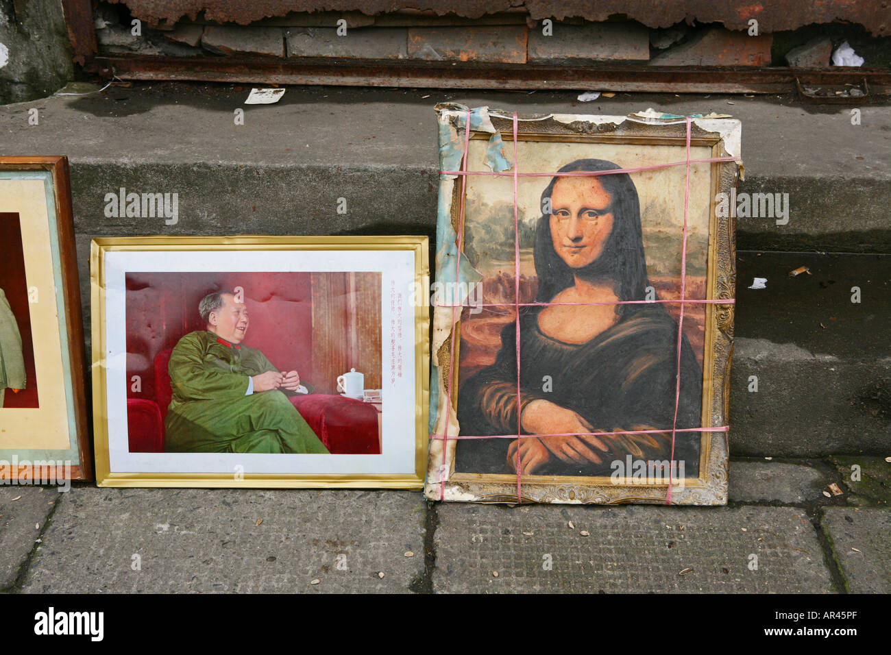 framed pictures of Mao and Mona Lisa, China Stock Photo