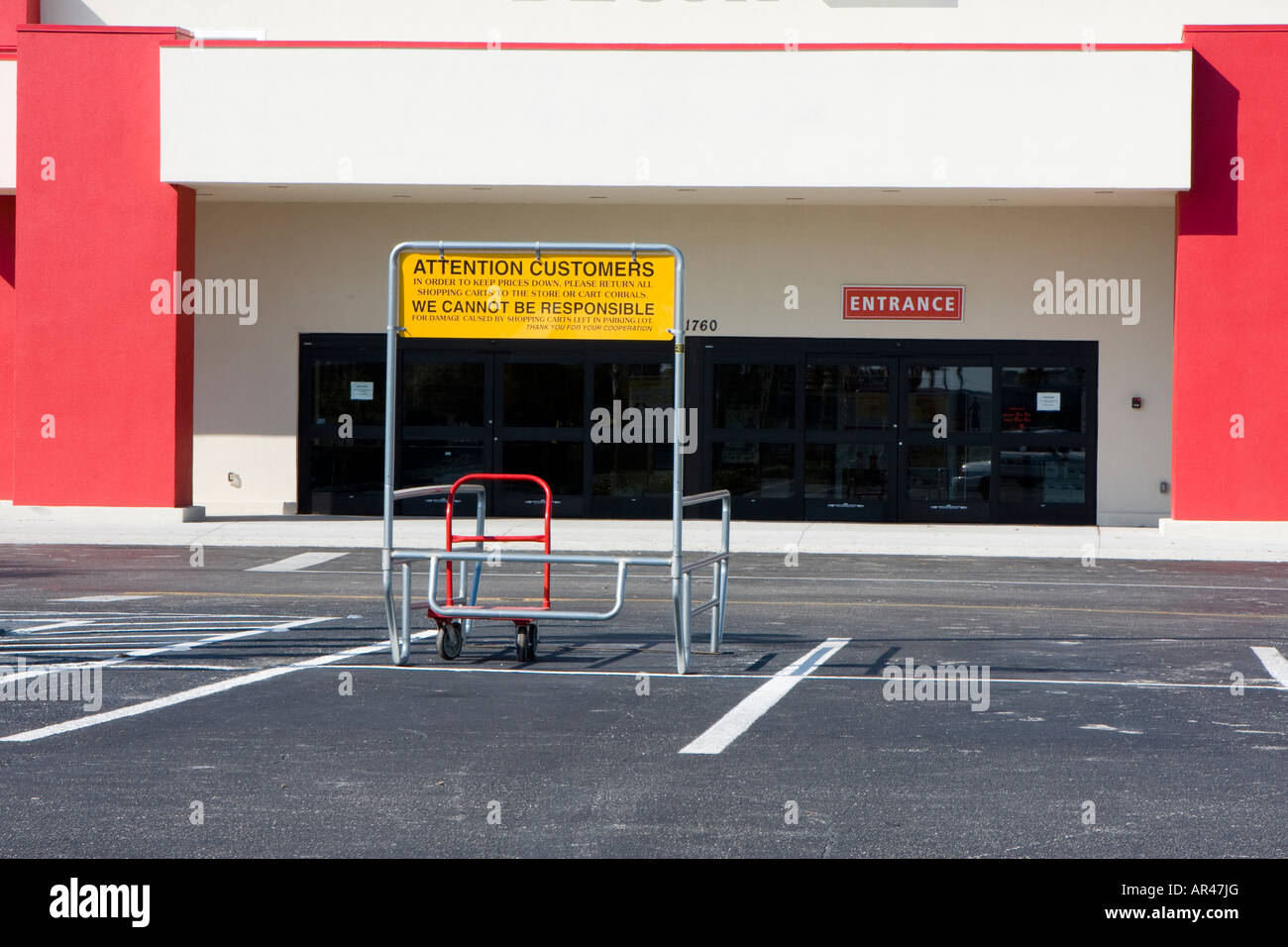 Storefront parking hi-res stock photography and images - Alamy