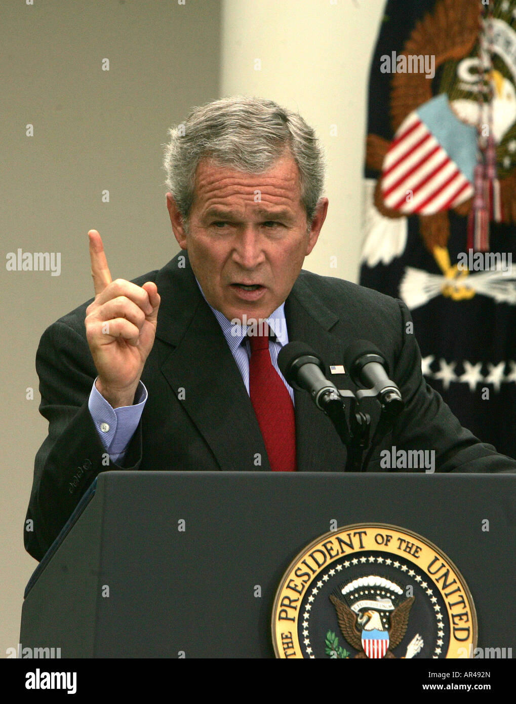 Reporters in white house rose garden hires stock photography and