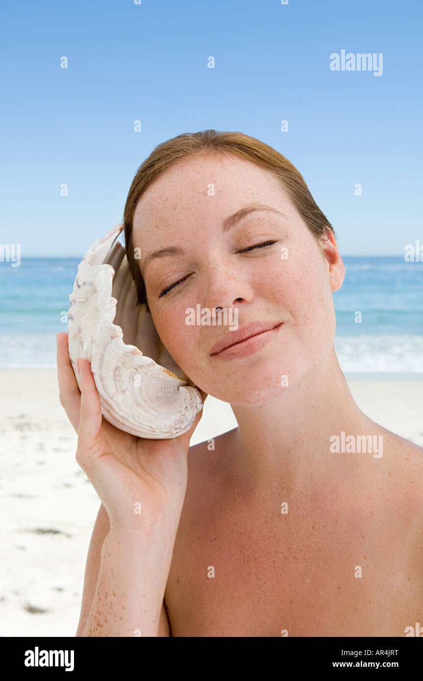 ракушка. раковина в которой слушают шум моря. человек ракушкракушка. морская раковина. девушка в ракушке.