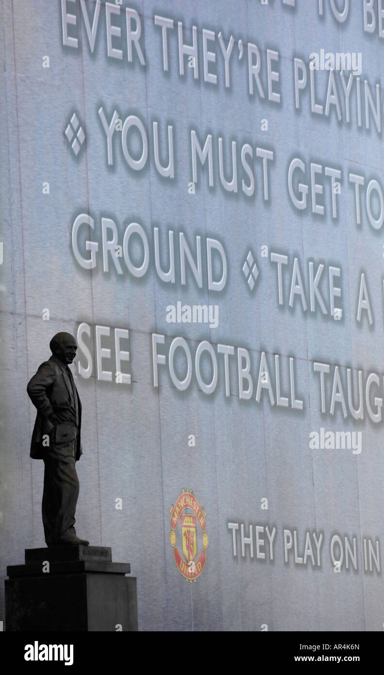 Matt Busby Statue outside old trafford Stock Photo Alamy