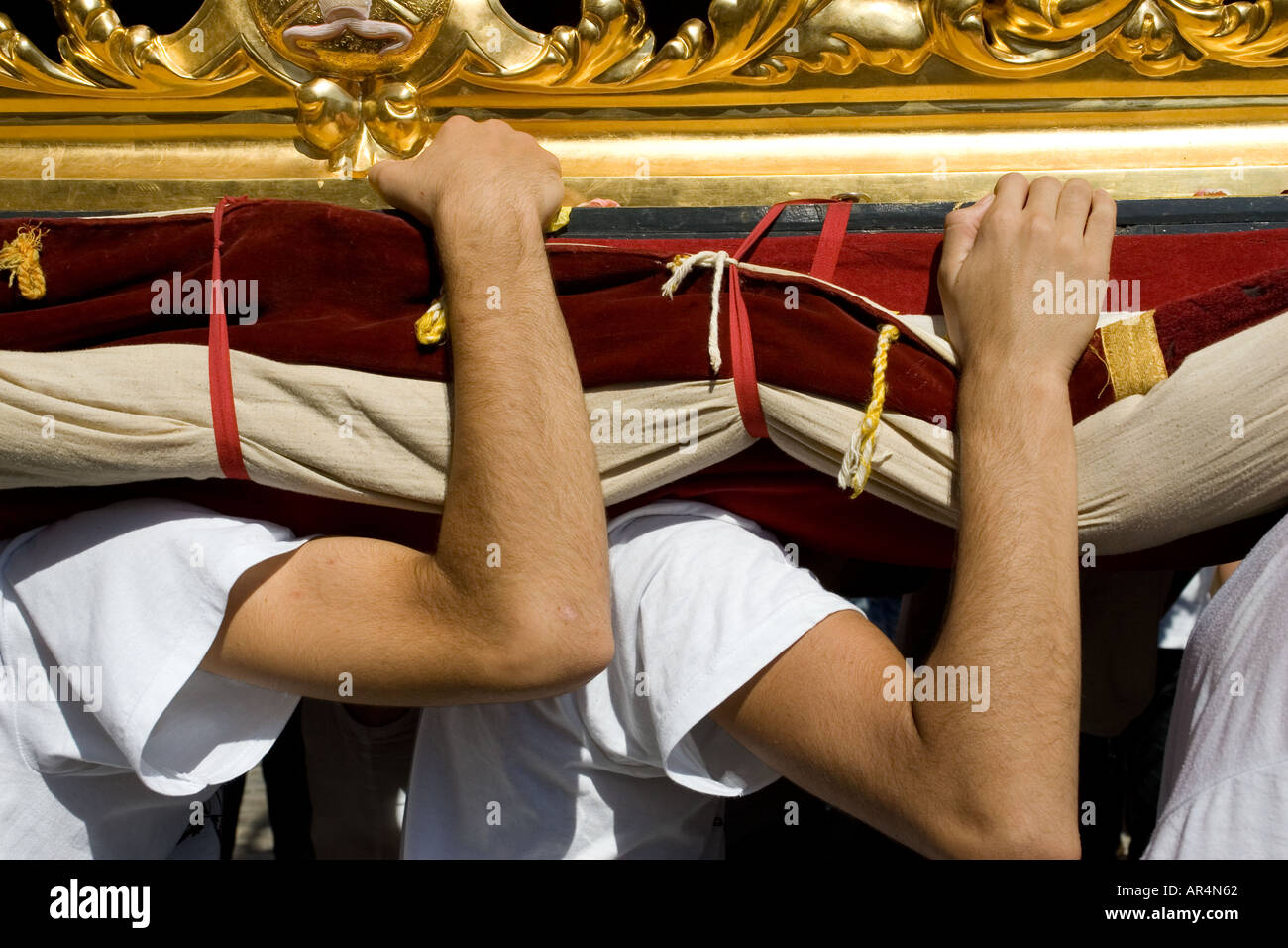 Bearing arms hires stock photography and images Alamy