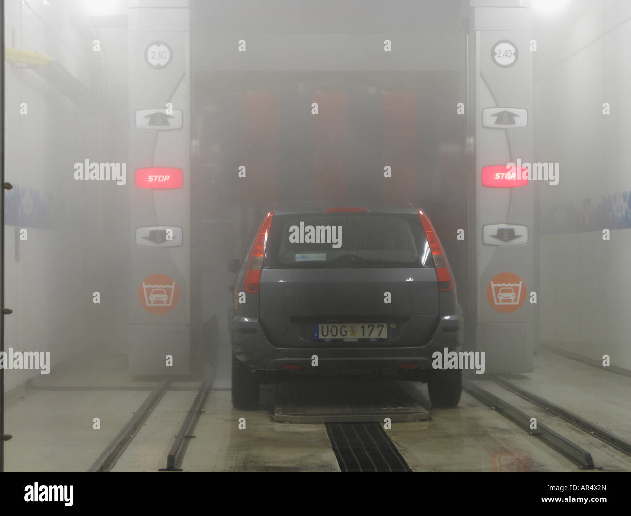 Drivethrough car wash Stock Photo Alamy