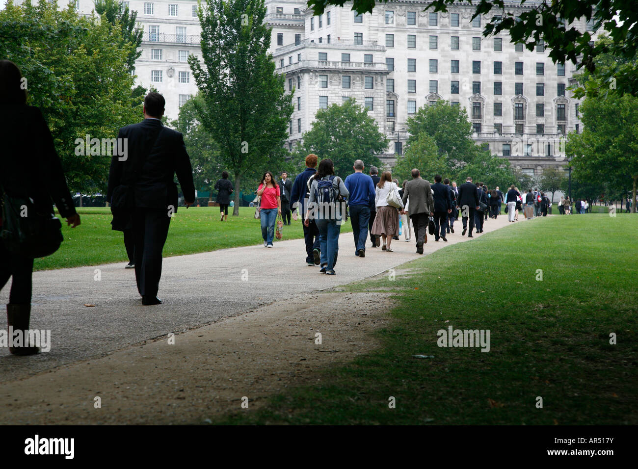 Commuters walking through Green Park, London Stock Photo