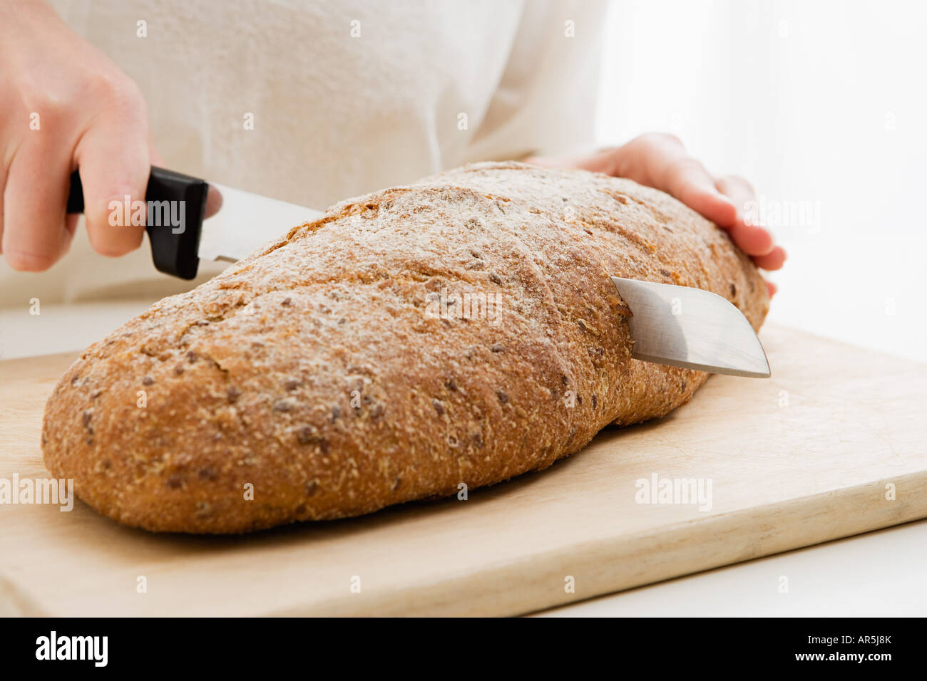 хлеб нарезка. нарезанный хлеб. видеть во сне хлеб и хлебобулочные изделия. снится что режу хлеб. сновидение хлеб черный.