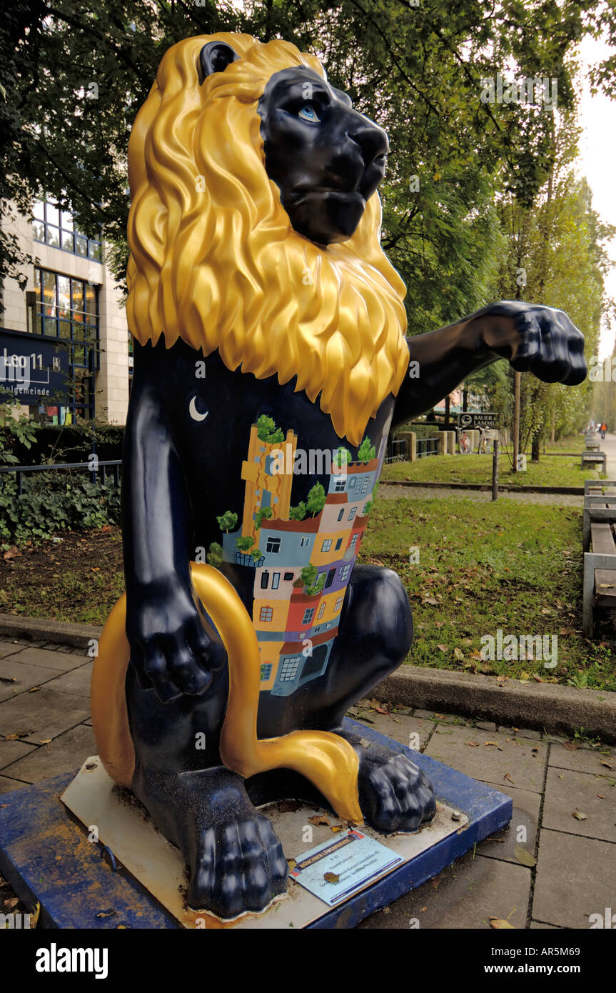 Munchner Lowenparade, Munich Lion parade - one of many colourful painted statues of lions to be found throughout Munich, Munich (Munchen / Muenchen), Bavaria (Bayern), Germany Stock Photo