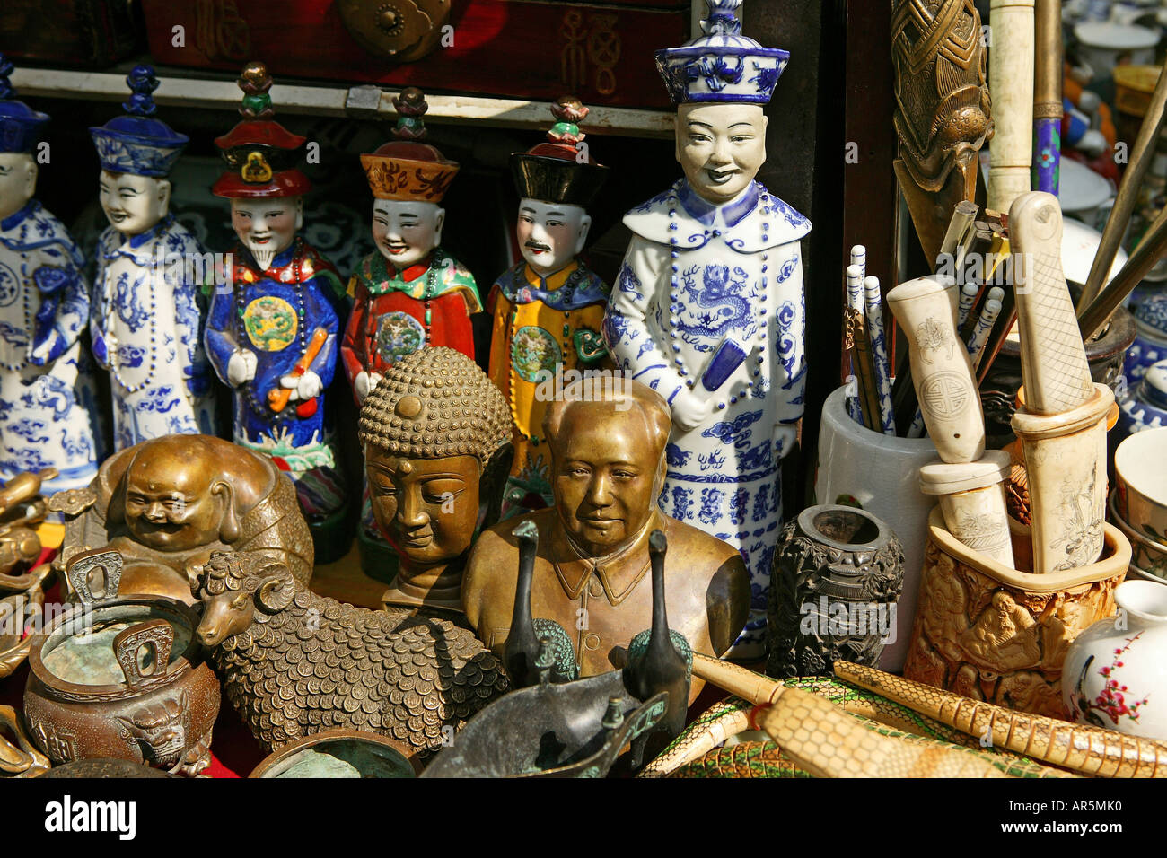 Mao and Buddha miniatures, souvenir stall, China Stock Photo