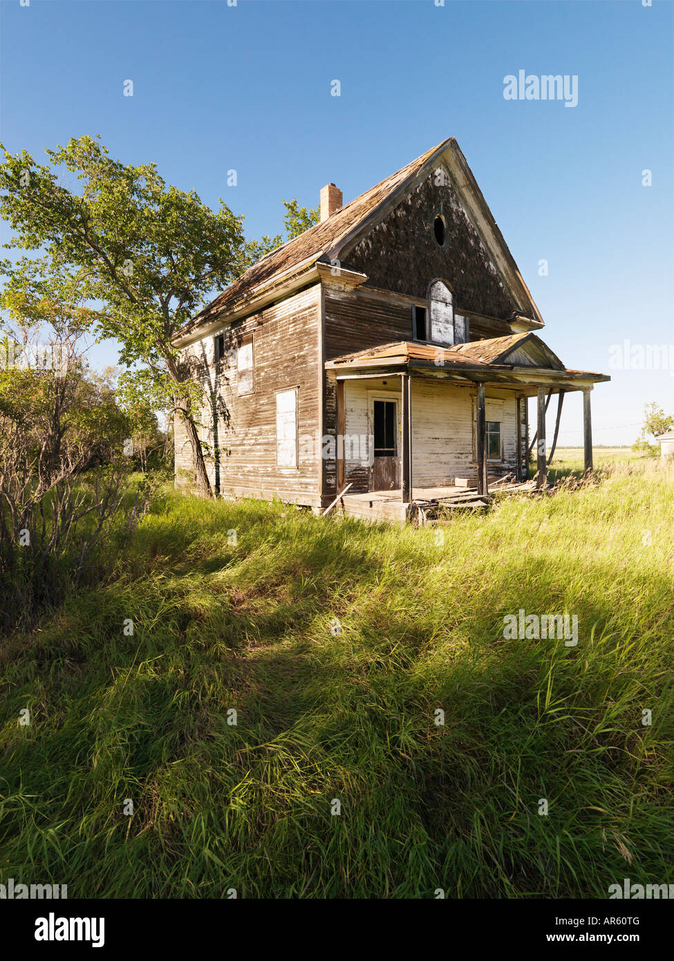 Abandoned farm house in rural field Stock Photo Alamy