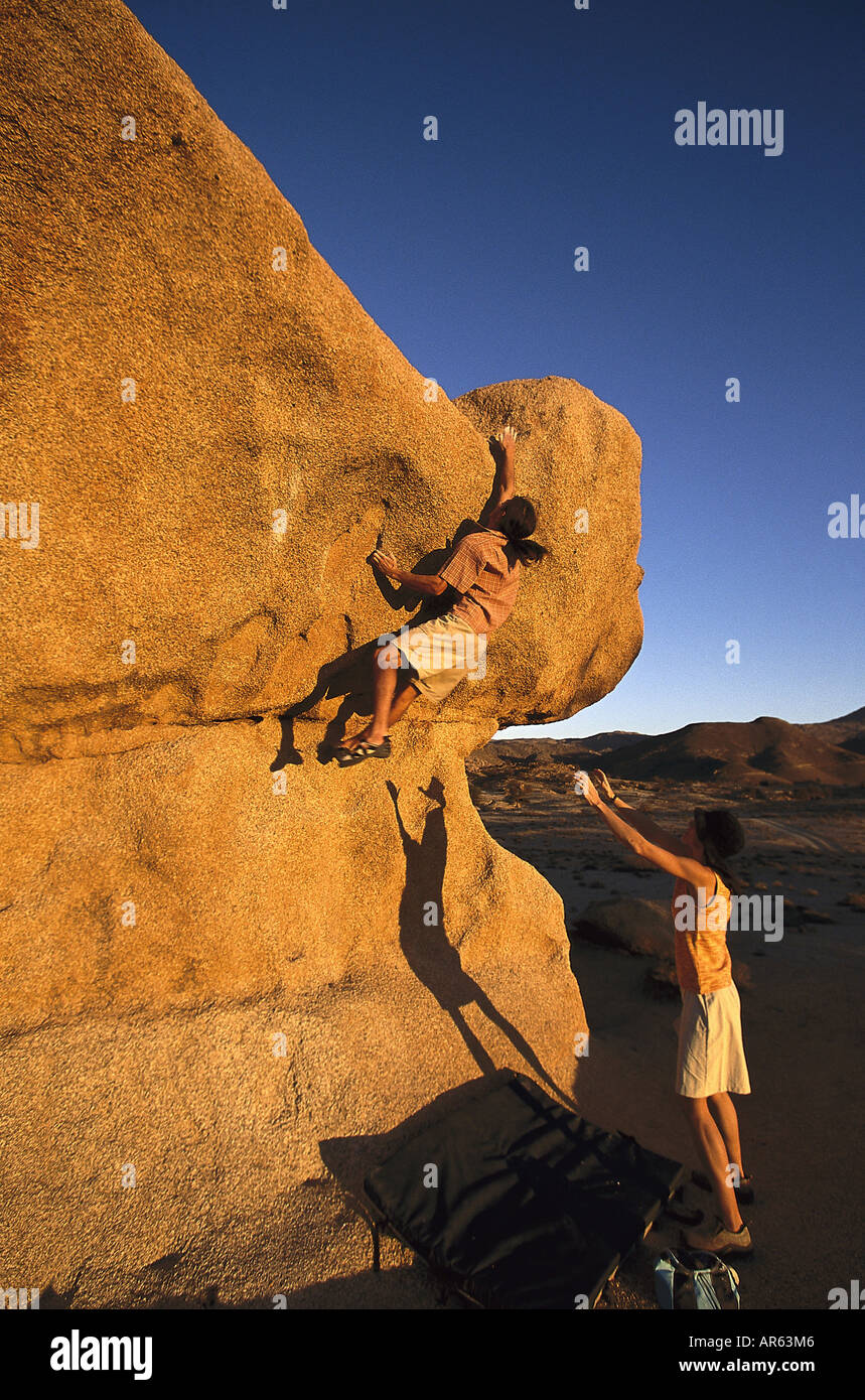 Paar beim Bouldern, Tafraoute, Marokko Stock Photo