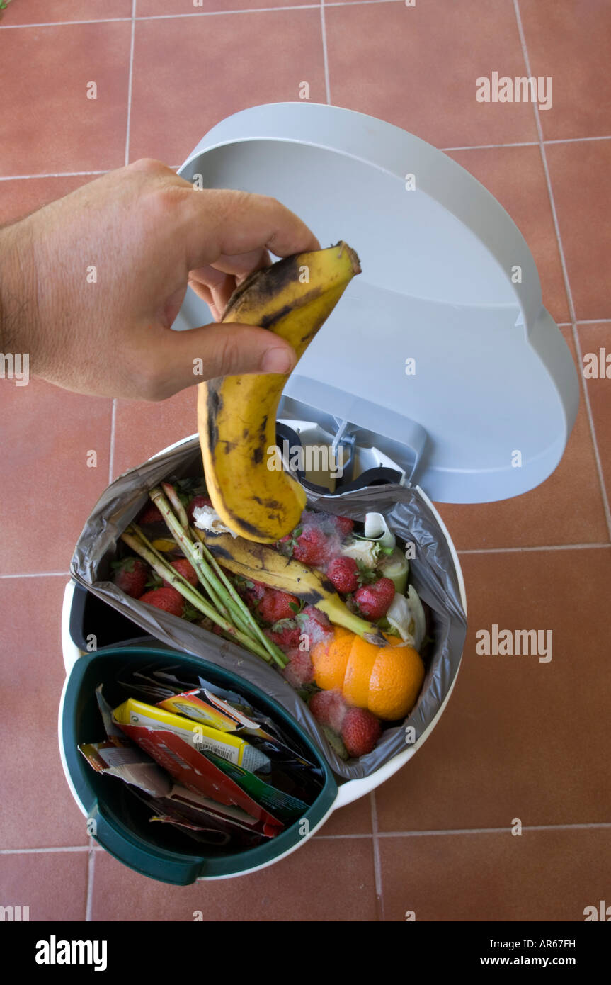 Throwing Organic garbage residues from a domestic recycling waste bin with secondary recipient