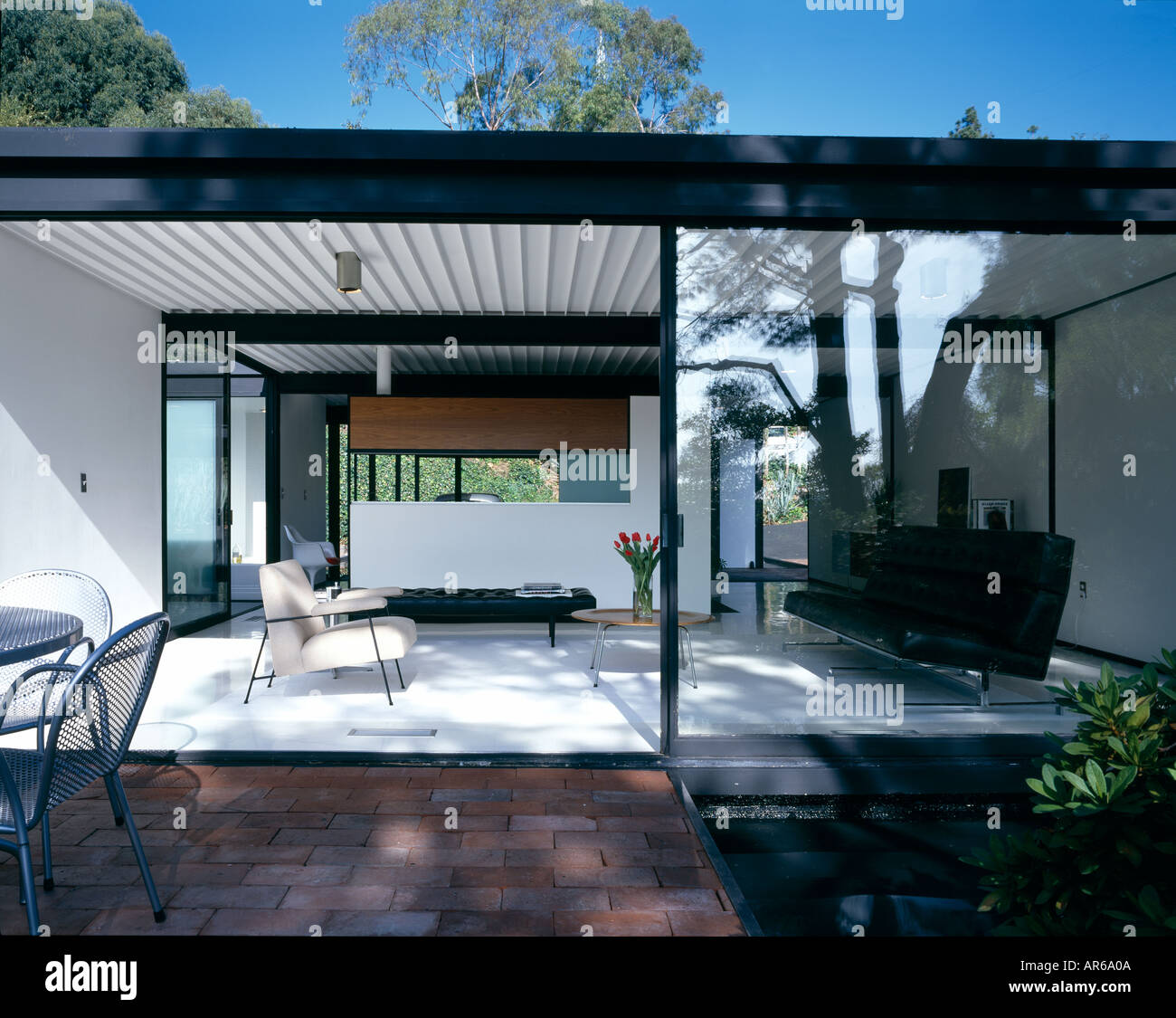 Case Study House #21, Wonderland Avenue, Hollywood Hill, Los Angeles. Living room from patio. Architect: Pierre Koenig Stock Photo